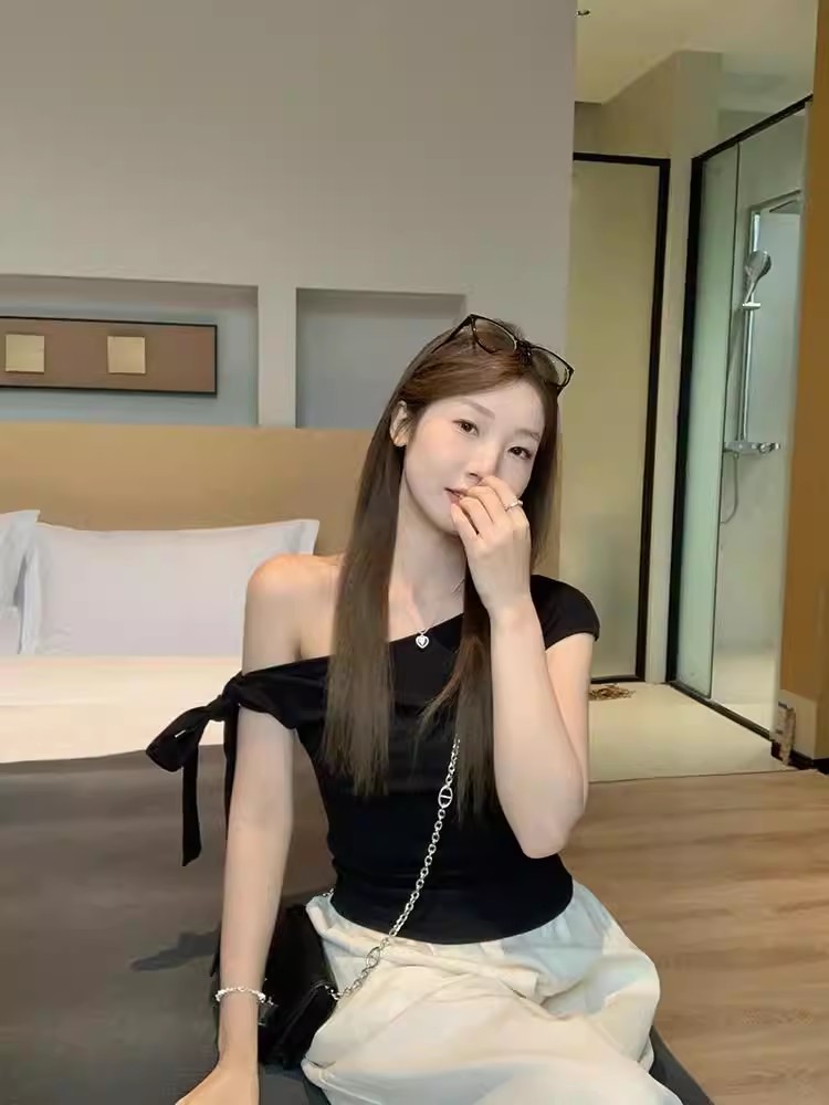 A chic and high-end bow tie off-the-shoulder T-shirt for women, a summer sexy and hot girl with a unique and beautiful design pic 9