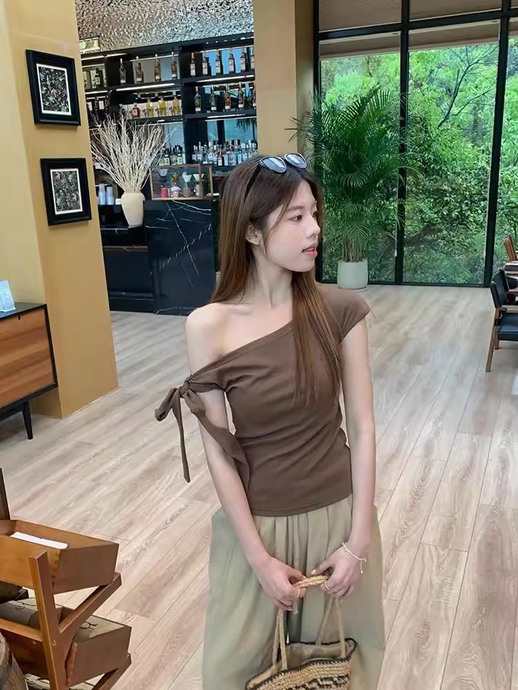 A chic and high-end bow tie off-the-shoulder T-shirt for women, a summer sexy and hot girl with a unique and beautiful design pic 3