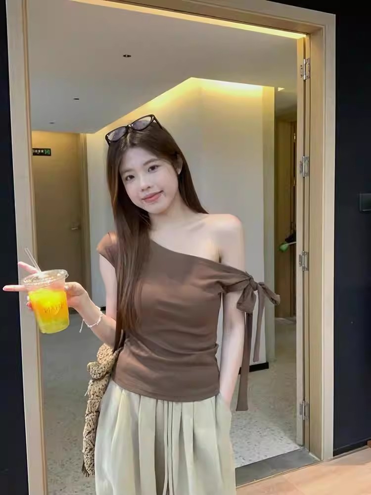 A chic and high-end bow tie off-the-shoulder T-shirt for women, a summer sexy and hot girl with a unique and beautiful design pic 2