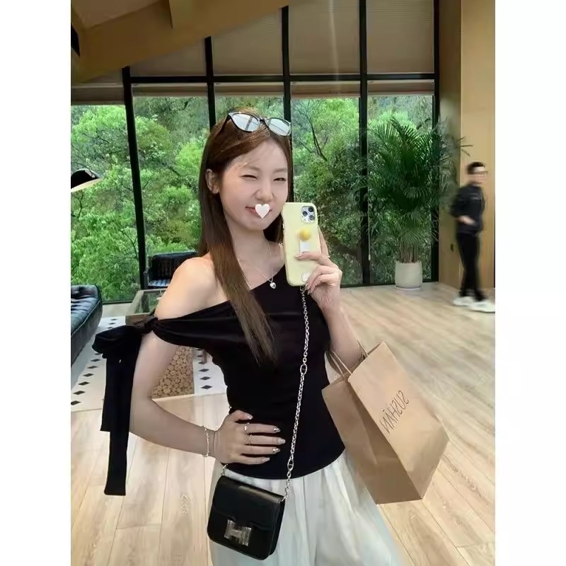 A chic and high-end bow tie off-the-shoulder T-shirt for women, a summer sexy and hot girl with a unique and beautiful design