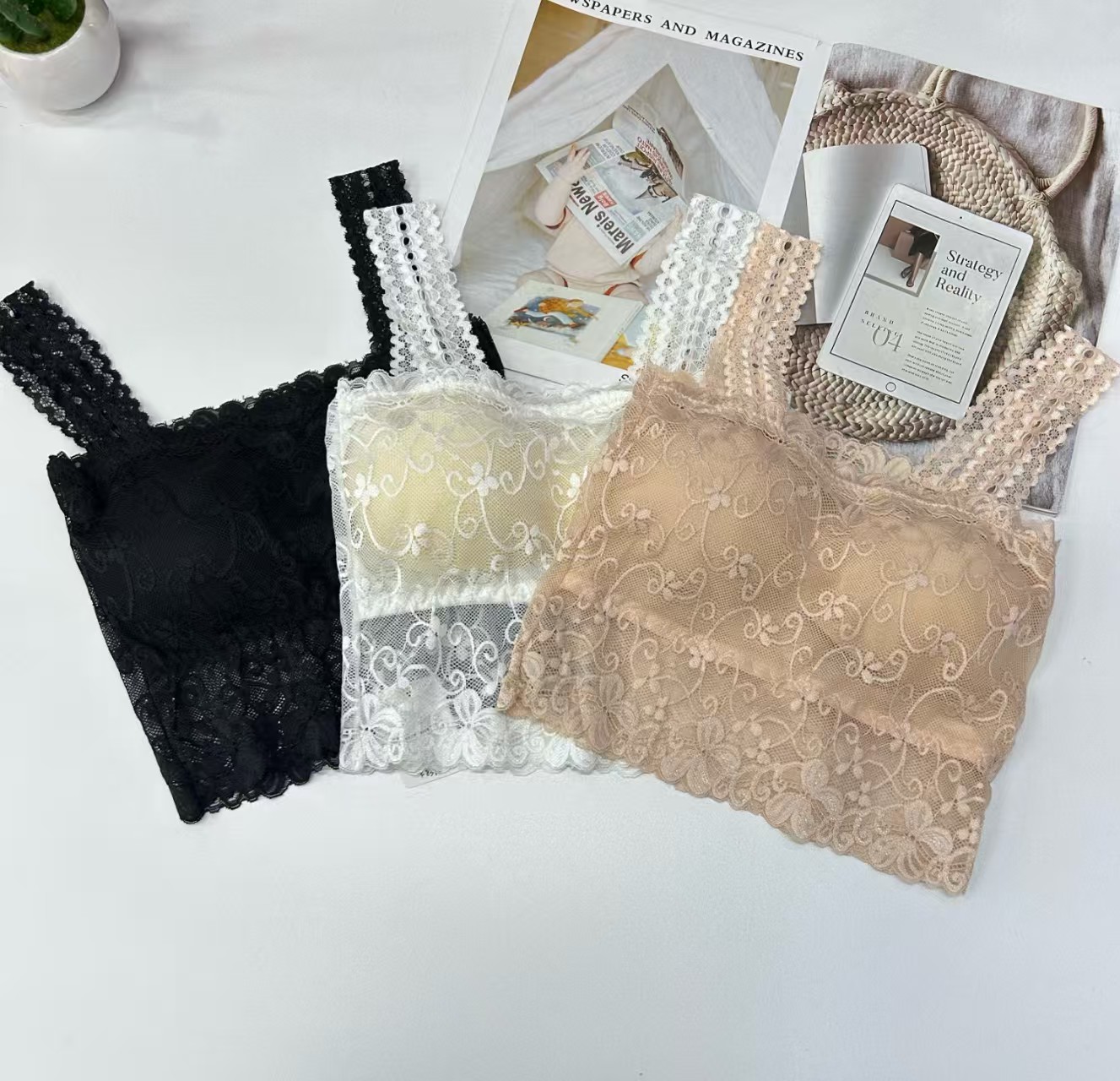 8801# Export to Africa and the Middle East, stock of beautiful back, romantic lace strapless women's innerwear with chest cushion, wide shoulder straps and halter straps QNI Item Picture
