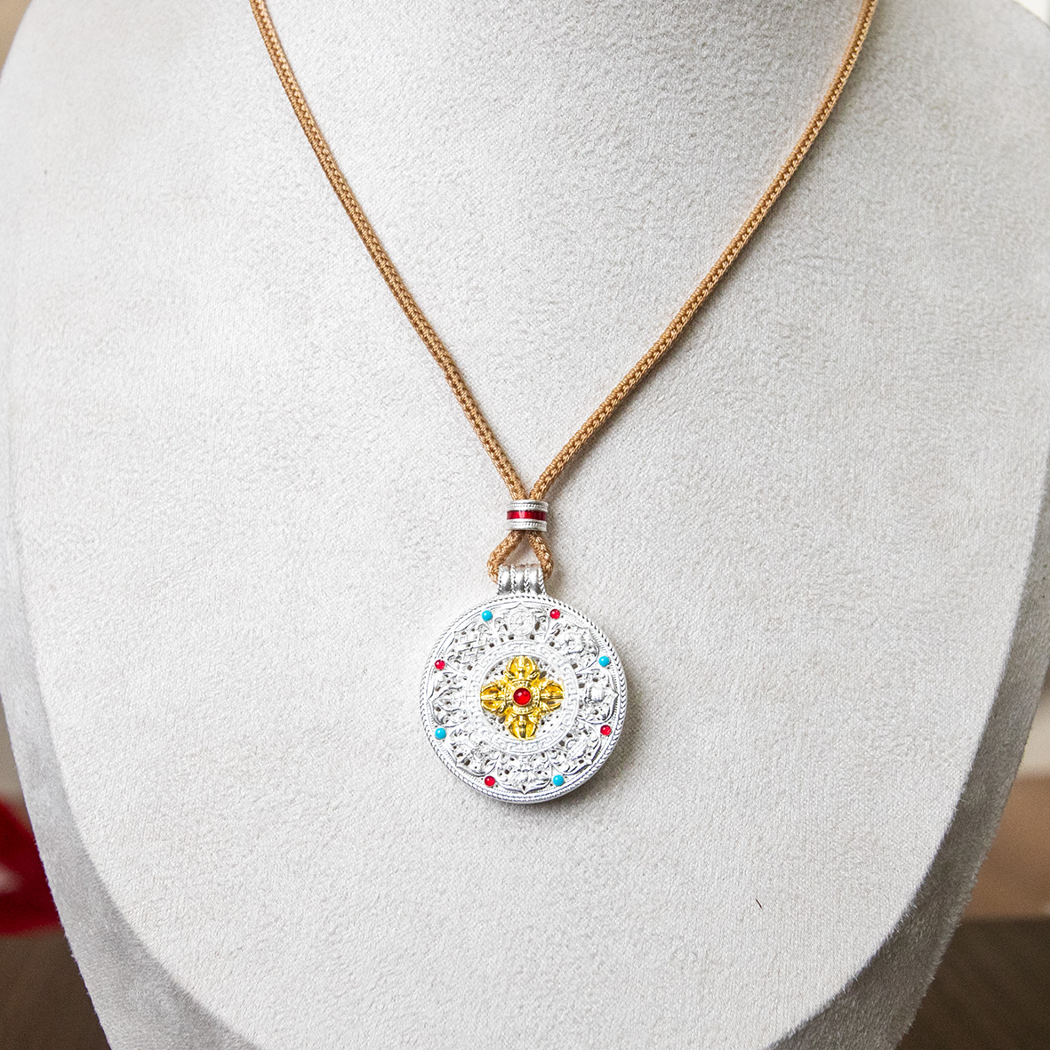 Electric white inlaid chain, hand-painted color-separated hollowed-out compass, silver pendant necklace, simple and versatile for women, a perfect gift Specification image