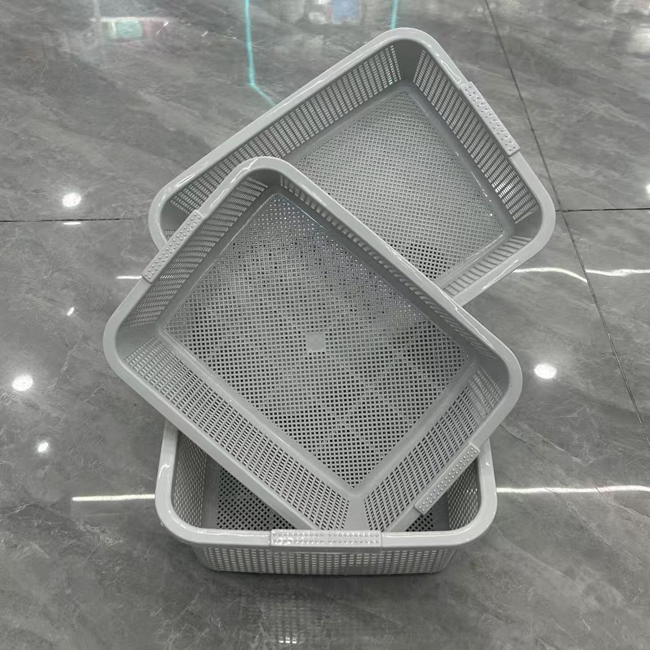 Rectangular hollowed-out draining basket, multi-functional storage basket, universal sorting basket for vegetables, fruits and toiletries, durable PP plastic draining basket, reinforced edge design to save space, stackable storage solution details Picture