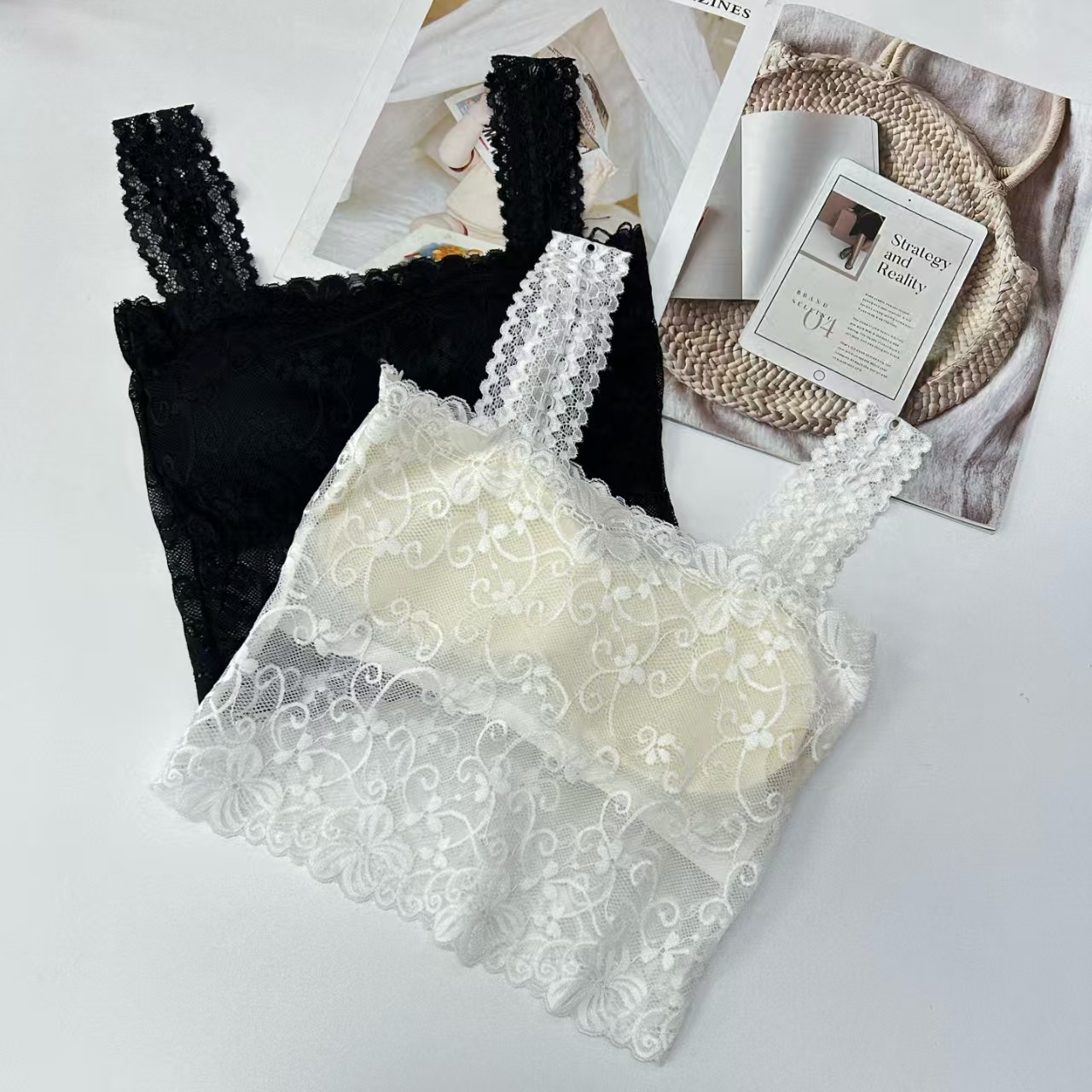 8801# Export to Africa and the Middle East, stock of beautiful back, romantic lace strapless women's innerwear with chest cushion, wide shoulder straps and halter straps QNI Application Scenario