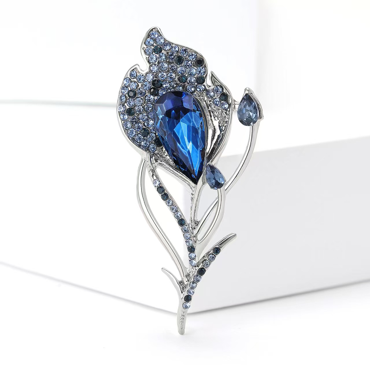 New high-end and exquisite alloy rhinestone feather brooch, personalized and creative women's suit cardigan brooch accessory details Picture