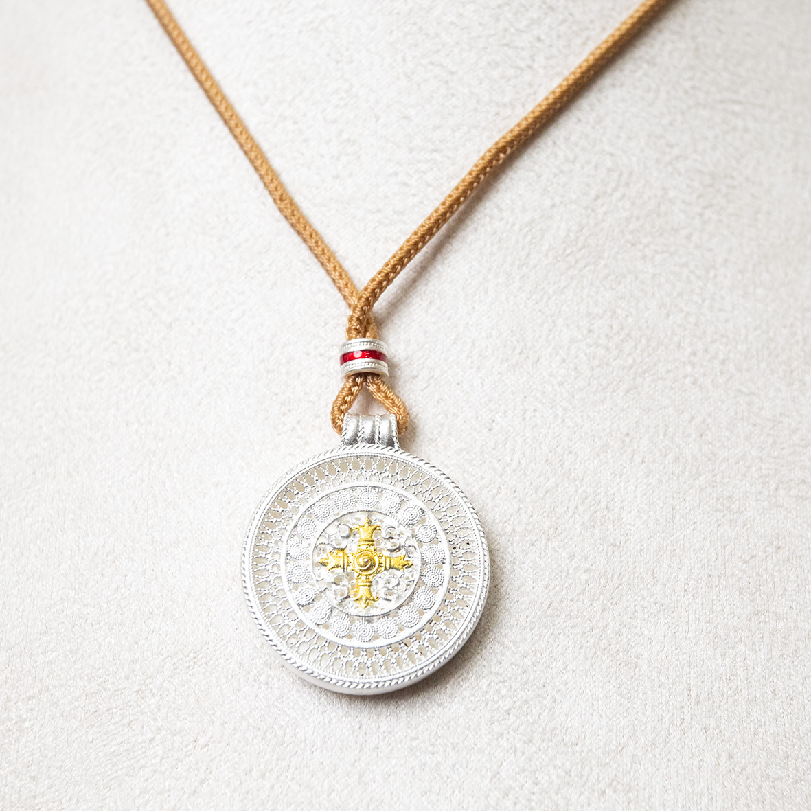 Electric white inlaid chain, hand-painted color-separated hollowed-out compass, silver pendant necklace, simple and versatile for women, a perfect gift Application Scenario