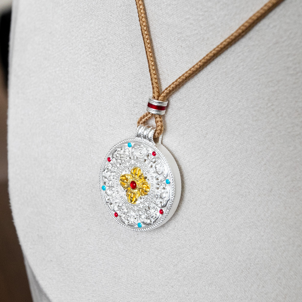 Electric white inlaid chain, hand-painted color-separated hollowed-out compass, silver pendant necklace, simple and versatile for women, a perfect gift Item Picture