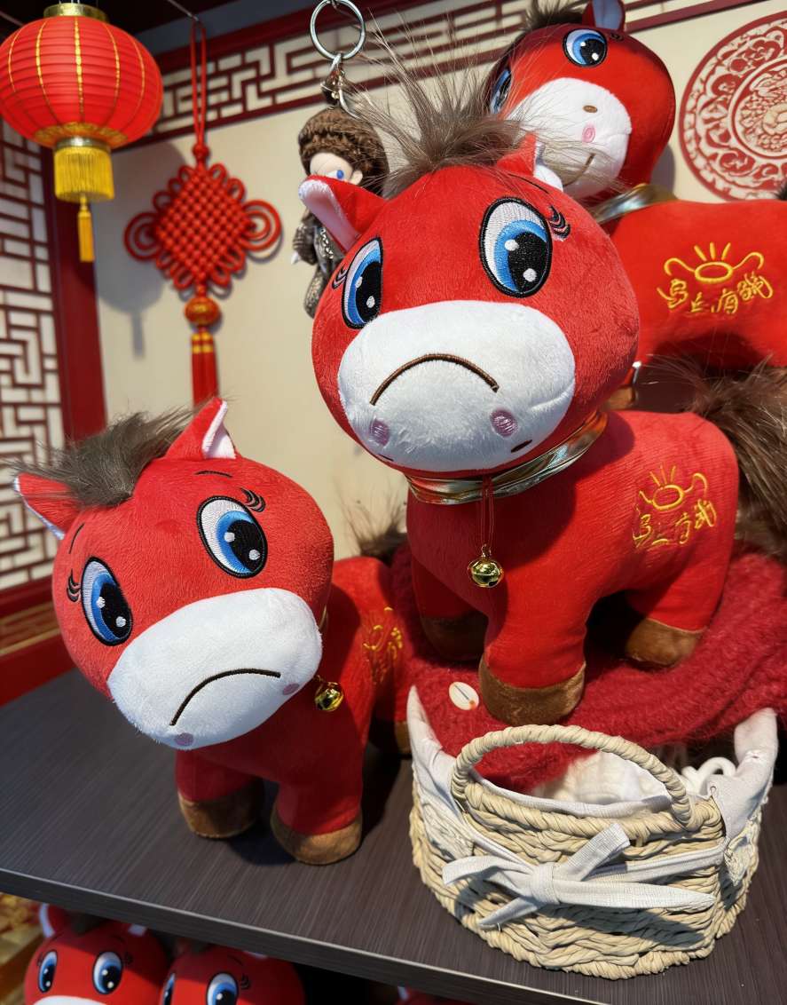2026马年爆款吉祥物哭哭马可爱小红马生肖马公仔年会活动礼品抱枕玩偶毛绒玩具