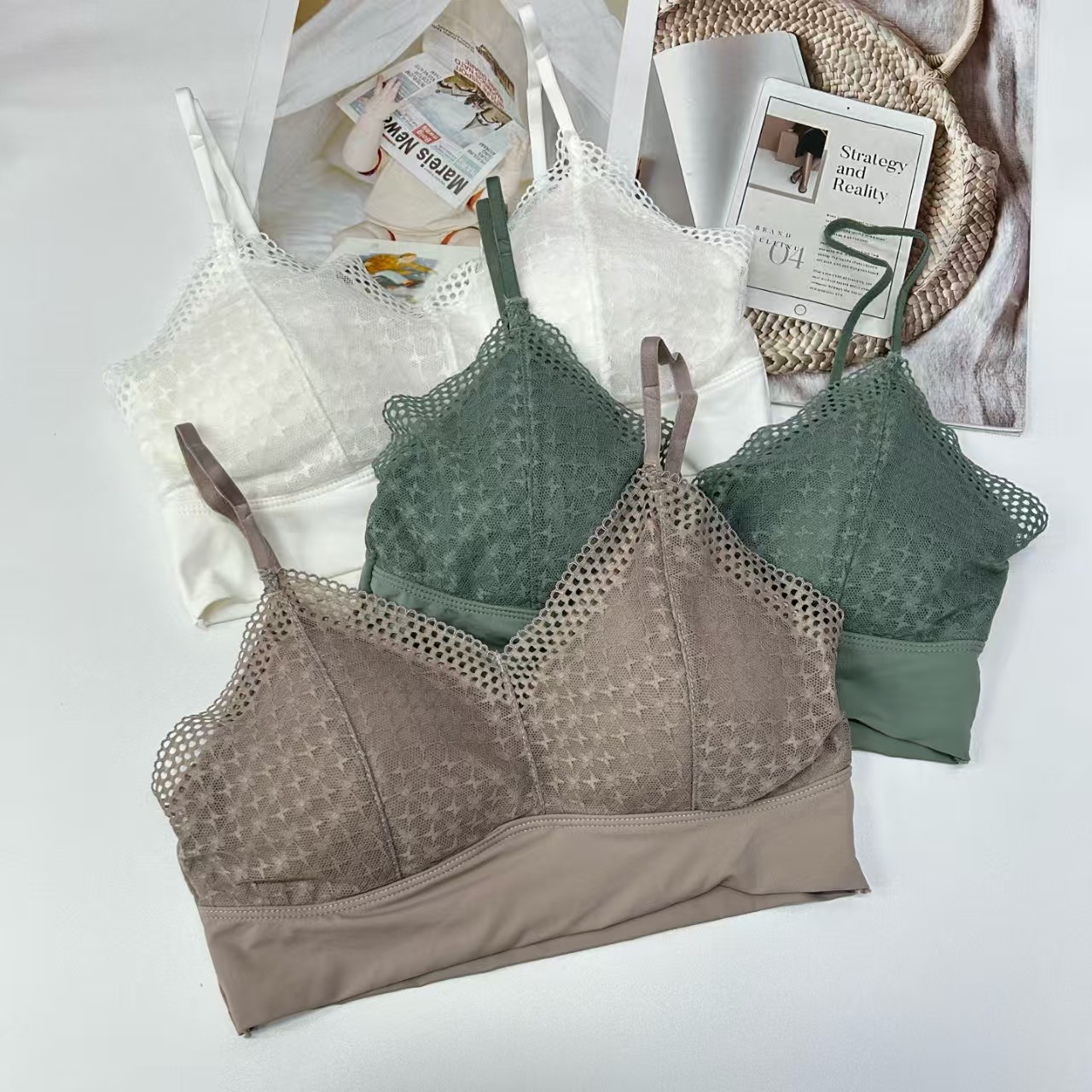 1981# Foreign trade export to the Middle East and Africa women's halter, detachable chest cushion, checkered cup surface, sexy lace edge, sex lingerie halter, breathable and comfortable QNI full figure