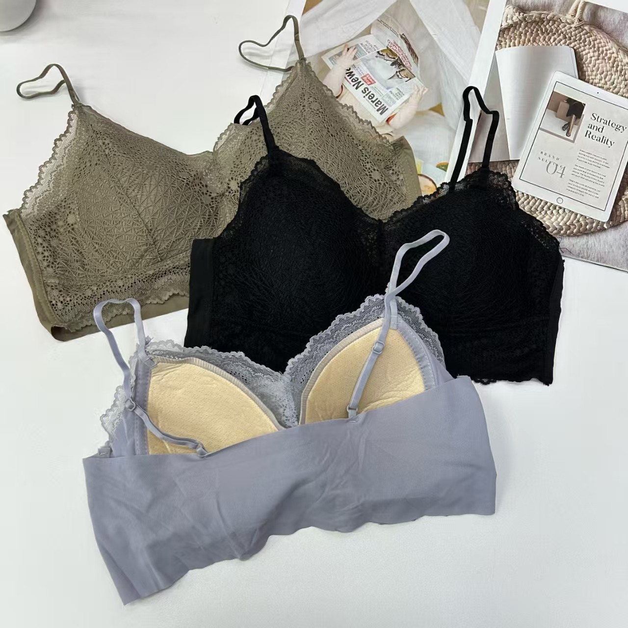 2689# Export to the Middle East and Africa women's halter, gathering, lifting, Latin back, fixed chest pad, comfortable and sexy lace cup surface, sex lingerie halter QNI Specification drawing