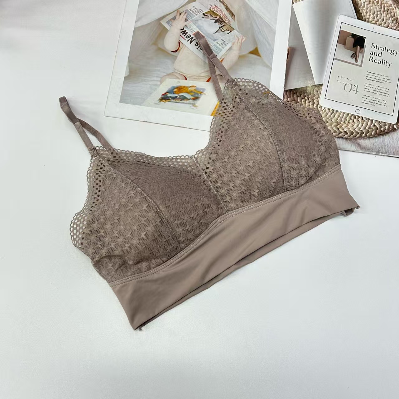 1981# Foreign trade export to the Middle East and Africa women's halter, detachable chest cushion, checkered cup surface, sexy lace edge, sex lingerie halter, breathable and comfortable QNI Application Scenario