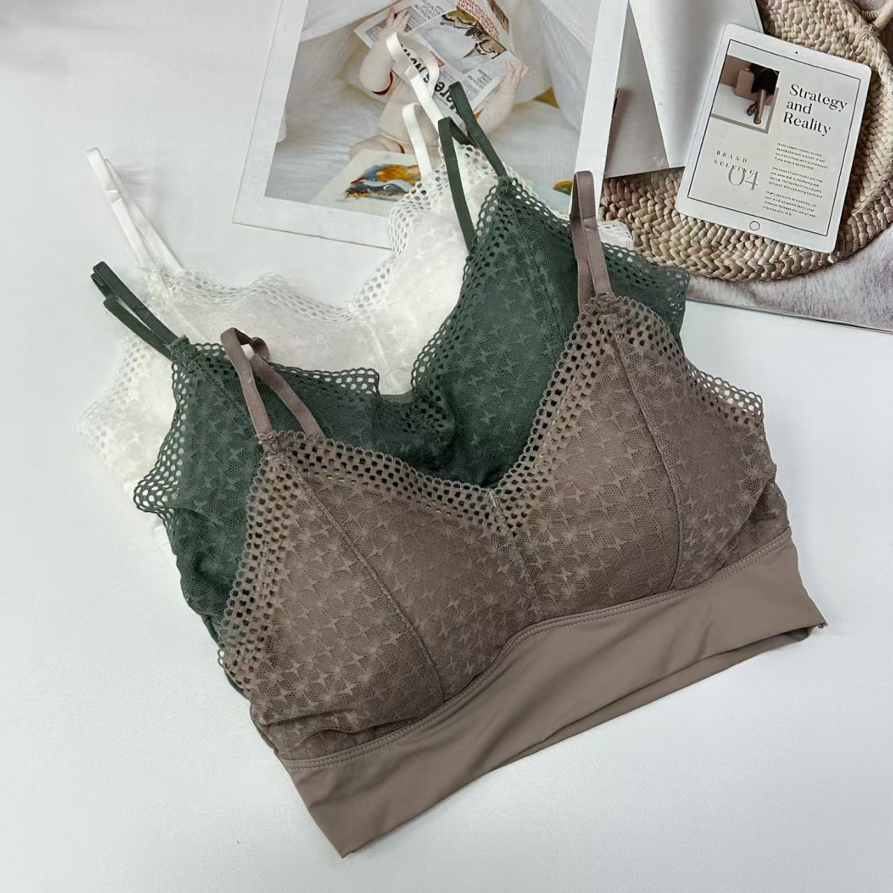 1981# Foreign trade export to the Middle East and Africa women's halter, detachable chest cushion, checkered cup surface, sexy lace edge, sex lingerie halter, breathable and comfortable QNI Item Picture