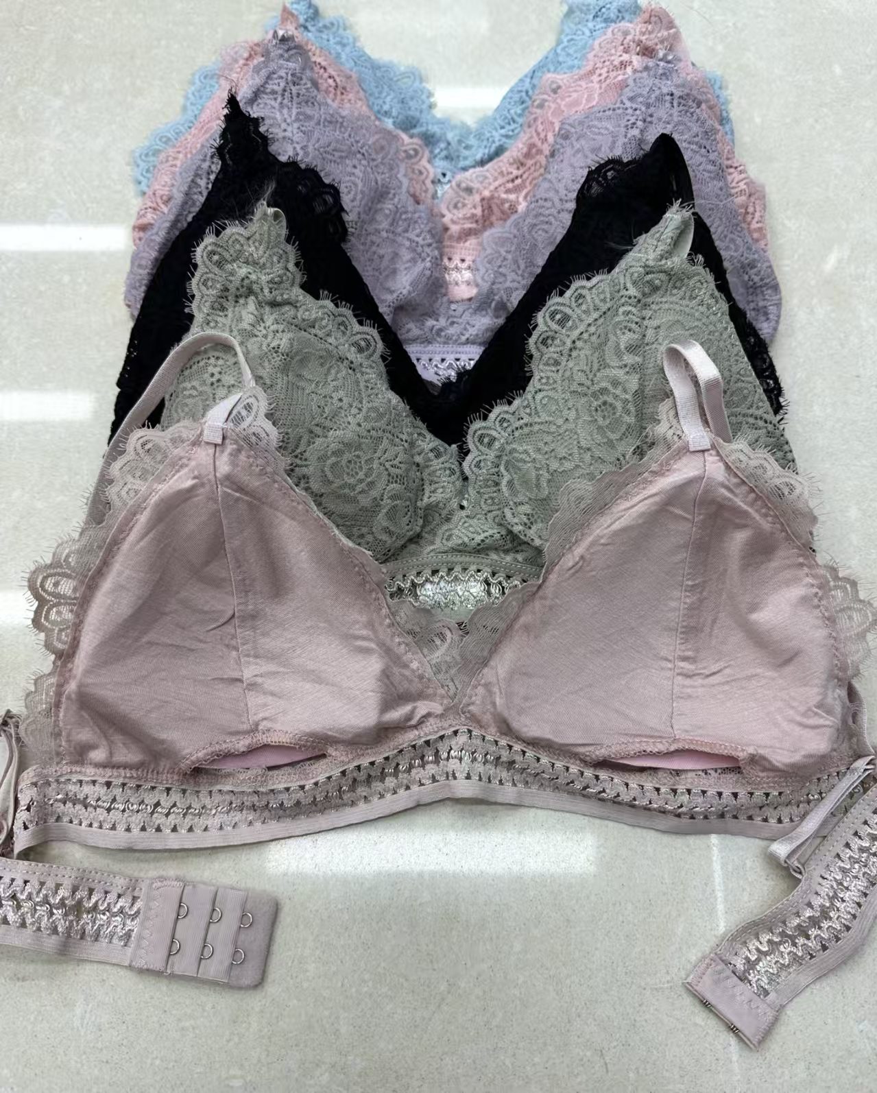 3302B# For export to the Middle East and Africa, women's halter, lace, cup noodles, buckle halter, comfortable and sexy lingerie with a beautiful back, QNI Item Picture