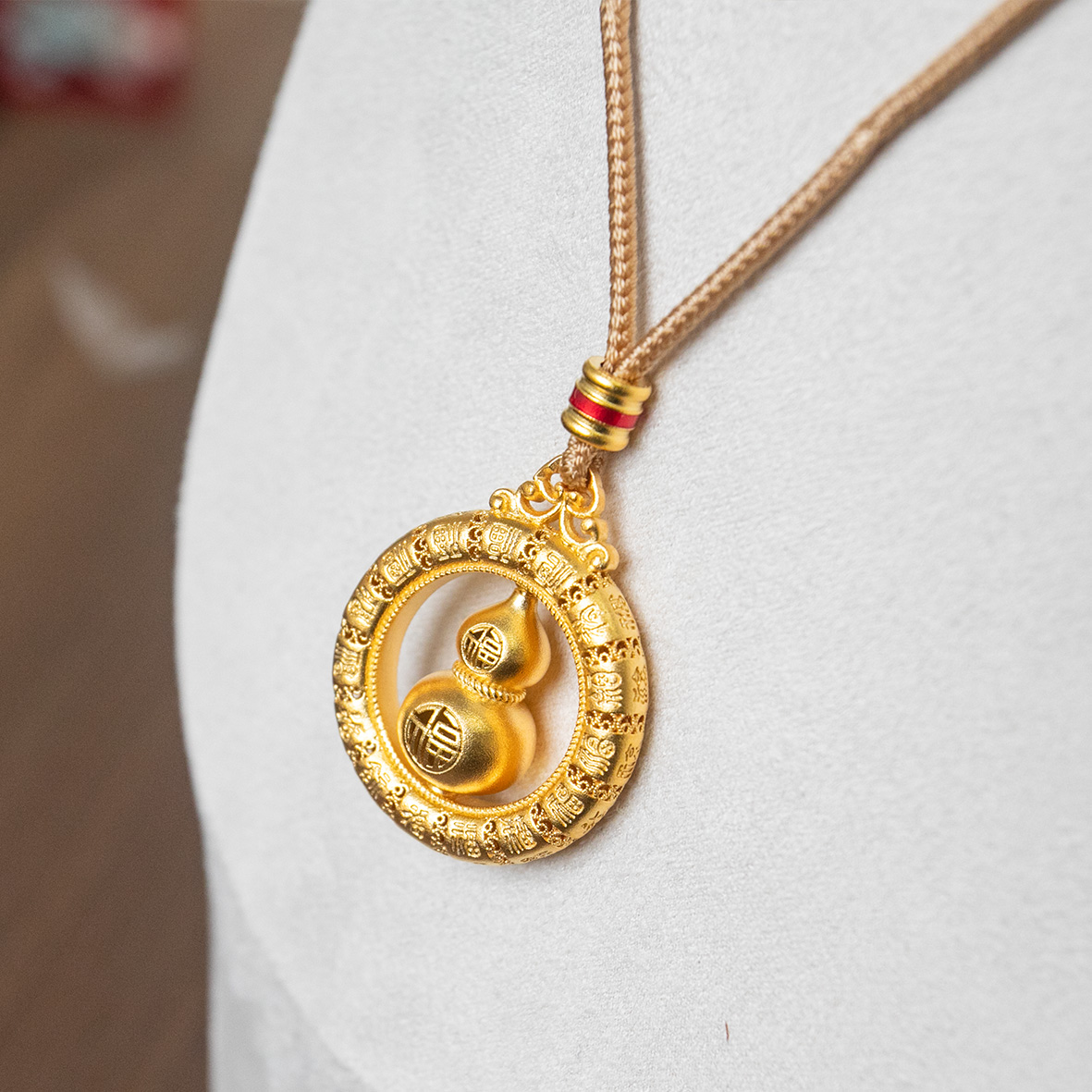 Gold gourd pendant, hand-carved and hollowed-out "Fu" character, gold wrapped in silver, inlaid with chain, movable "Fu" gourd details Picture