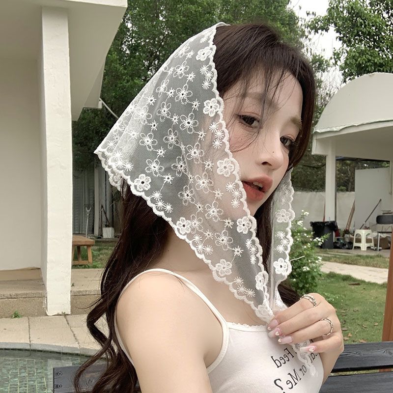 European-style embroidered lace triangular headband with a sweet style, 99% polyester, versatile plant and floral embroidery decoration Application Scenario