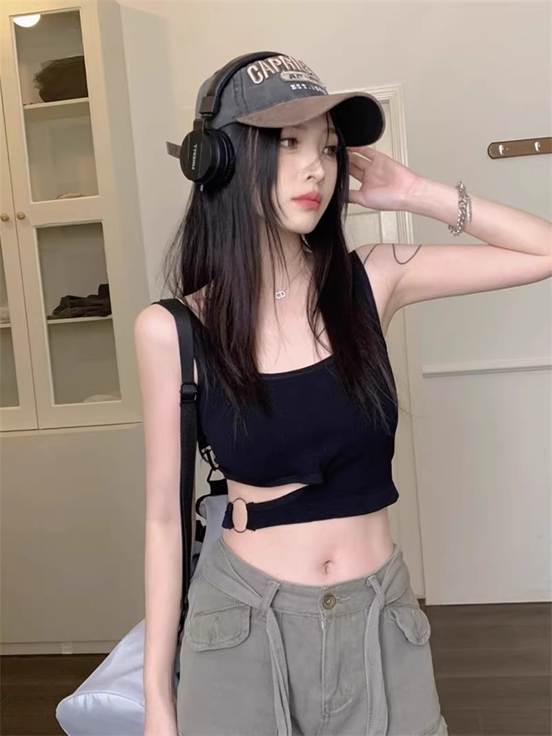 Irregular pure desire, beautiful back for women in summer, wearing an inner tank top with a halter top, sleeveless, and an outer top with buttons for a slimming design pic 3