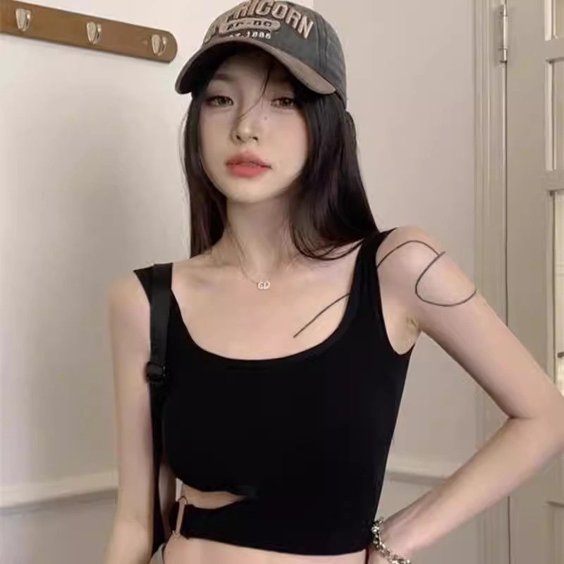 Irregular pure desire, beautiful back for women in summer, wearing an inner tank top with a halter top, sleeveless, and an outer top with buttons for a slimming design Item Picture