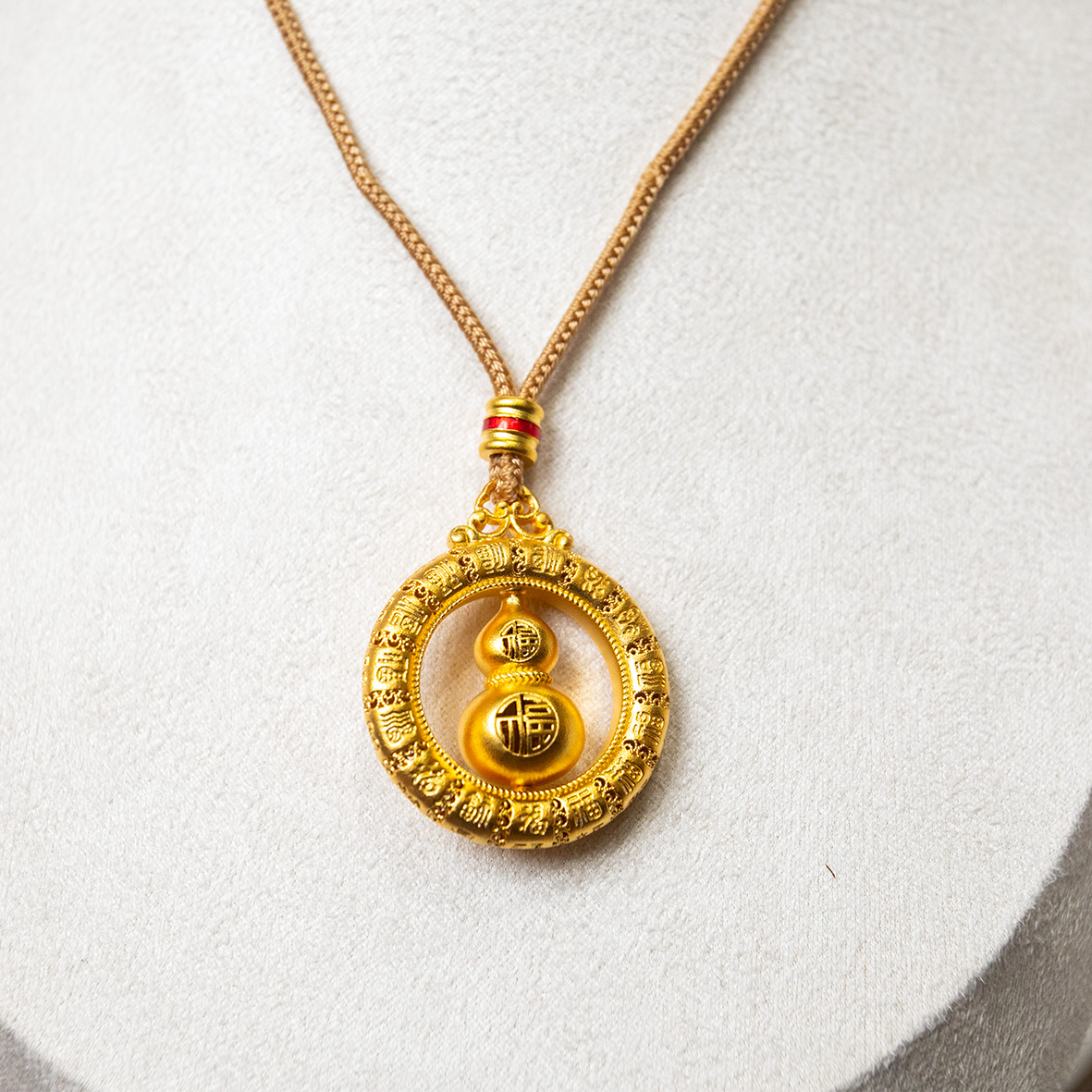 Gold gourd pendant, hand-carved and hollowed-out "Fu" character, gold wrapped in silver, inlaid with chain, movable "Fu" gourd Specification image