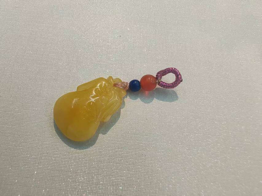 蜜蜡琥珀新中式国风吊坠白底实物图