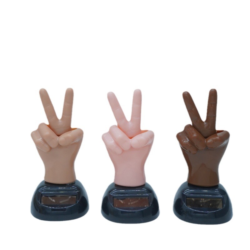 创意太阳能手指比耶感应摇摆玩具车内装饰品摆件白底实物图