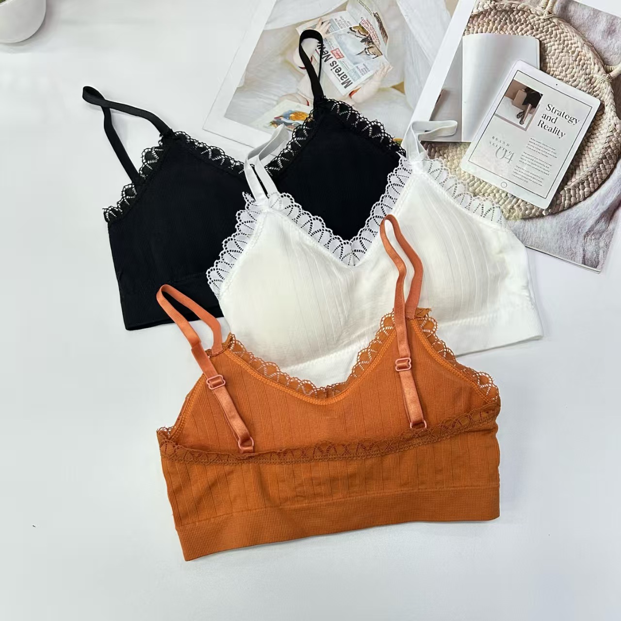 2001# Export to the Middle East and Africa women's halter without steel rings, lace cup face halter, comfortable back, sexy and interesting lingerie, beautiful back QNI Application Scenario