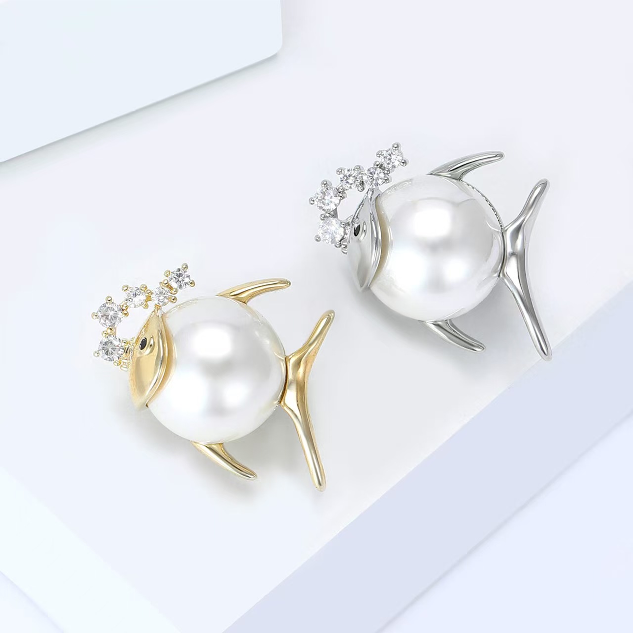 Micro-inlaid zircon cute pearl fish collar pin cartoon Marine creature brooch fashionable and simple shirt decoration pin