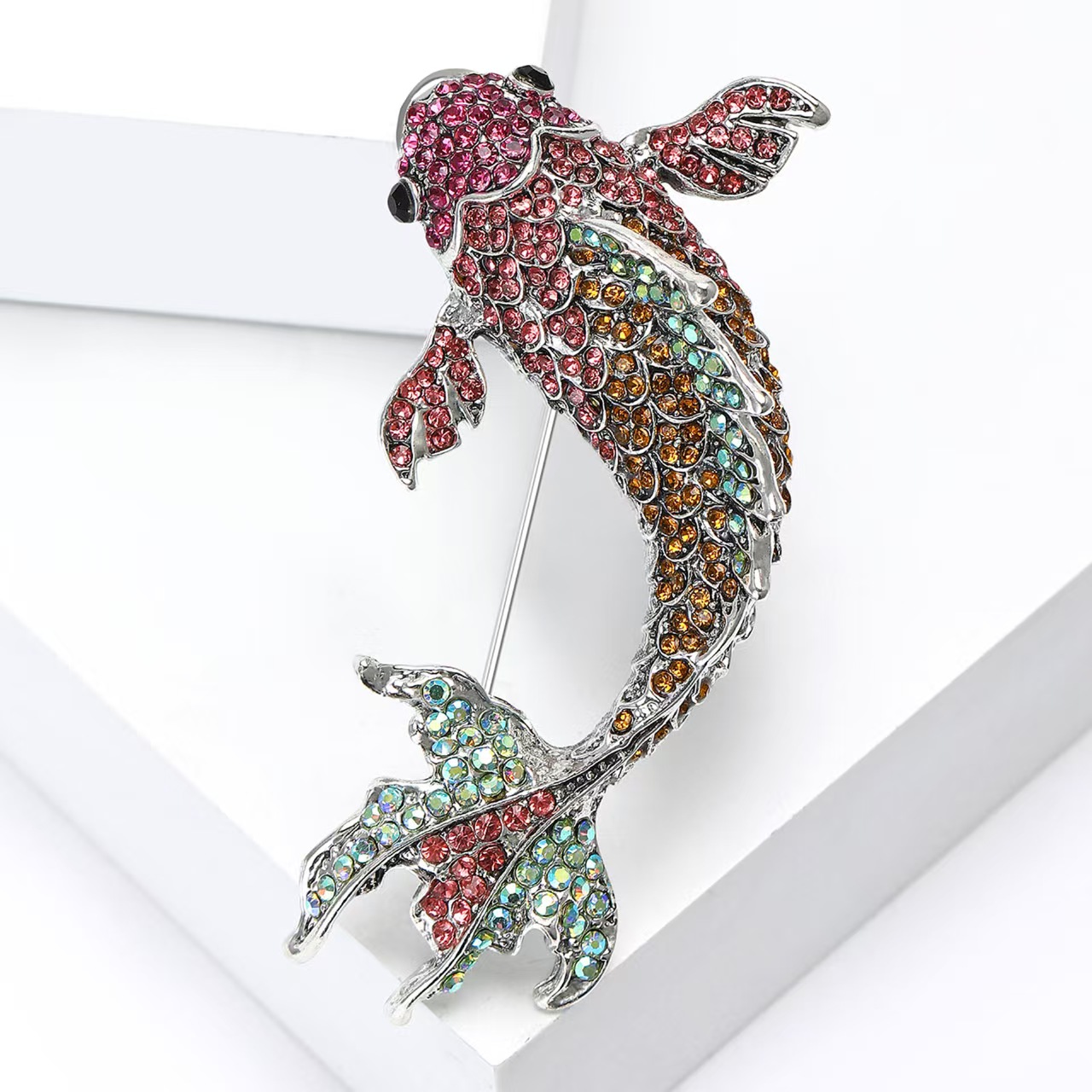 Fresh and trendy alloy heavy industry rhinestone carp brooch, grand and luxurious men's and women's suit overcoats corsage accessory brooch details Picture