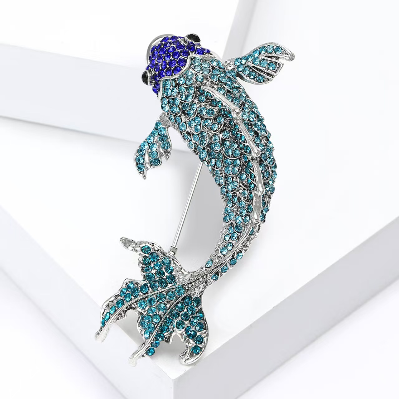 Fresh and trendy alloy heavy industry rhinestone carp brooch, grand and luxurious men's and women's suit overcoats corsage accessory brooch Specification image