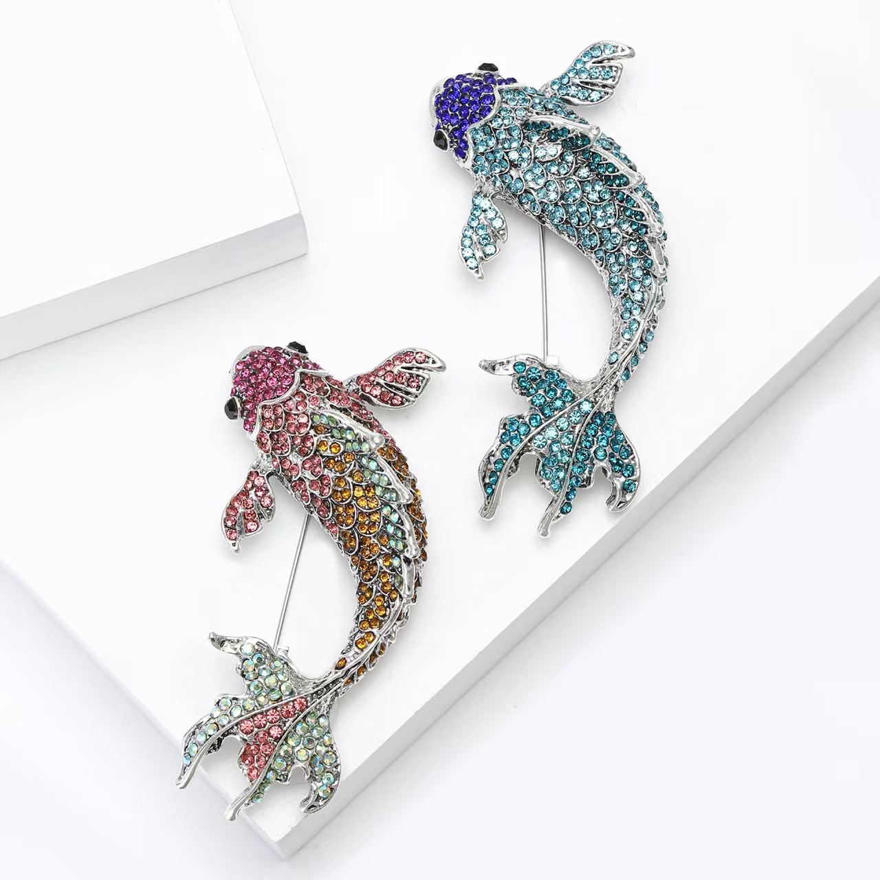Fresh and trendy alloy heavy industry rhinestone carp brooch, grand and luxurious men's and women's suit overcoats corsage accessory brooch