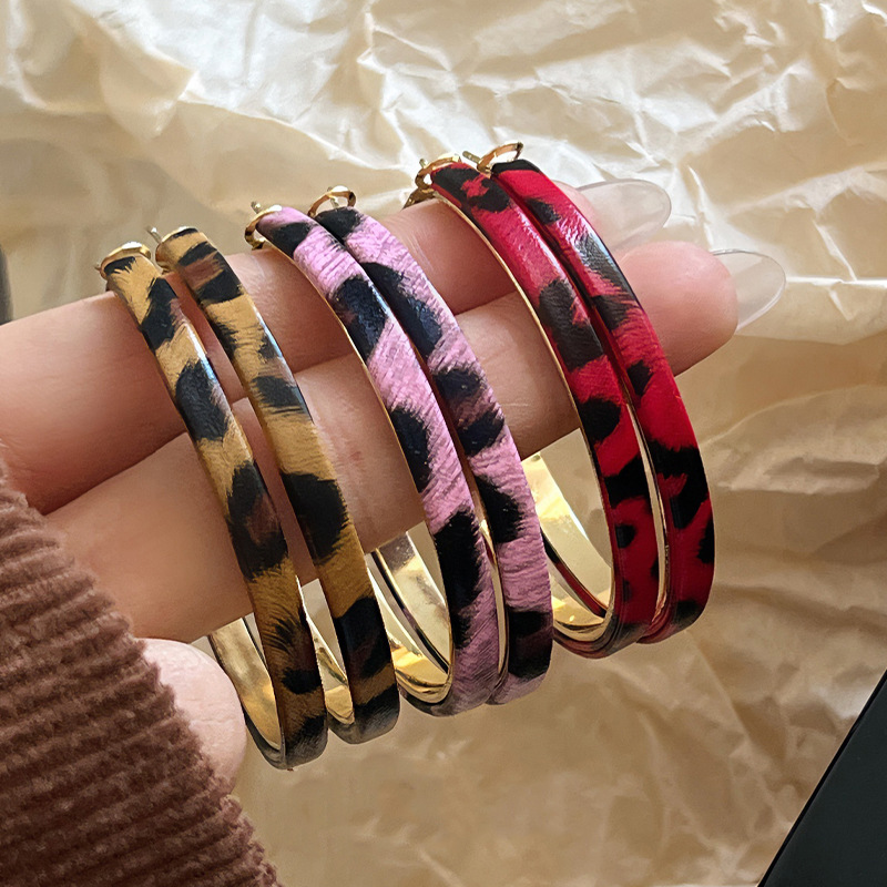 银针豹纹皮革耳圈女欧美小众个性设计耳环时尚气质耳饰轻奢高级感图