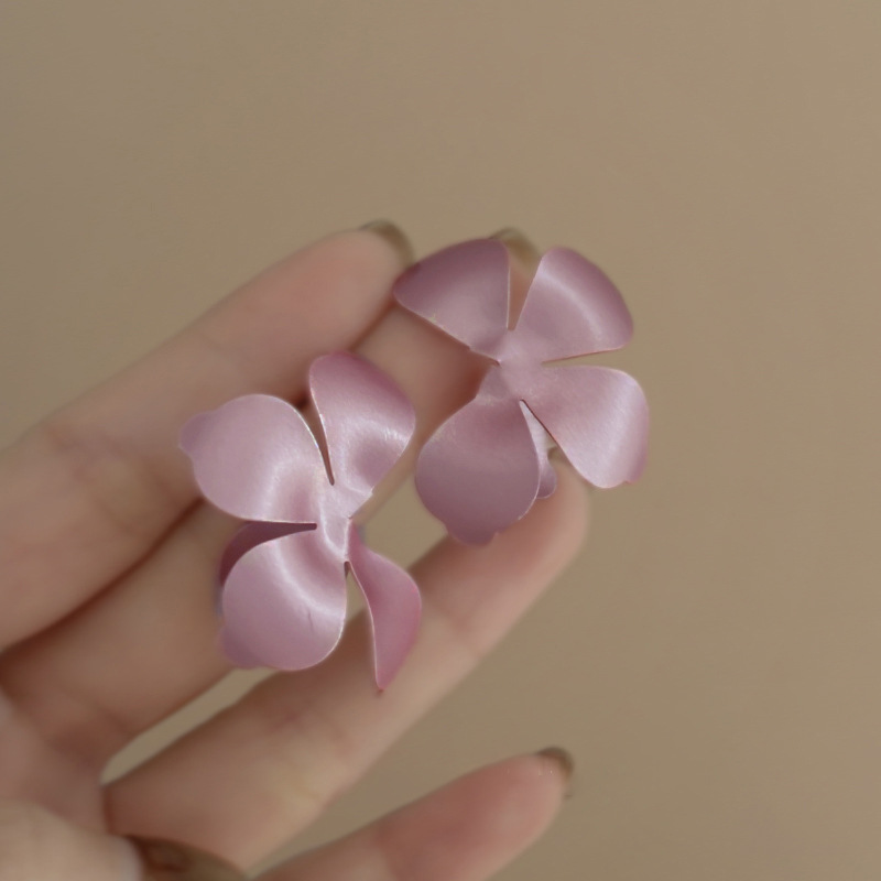 Silver needle European and American cross-border matte flower stud earrings, niche and simple style, versatile earrings, light luxury and high-end earrings for women Application Scenario