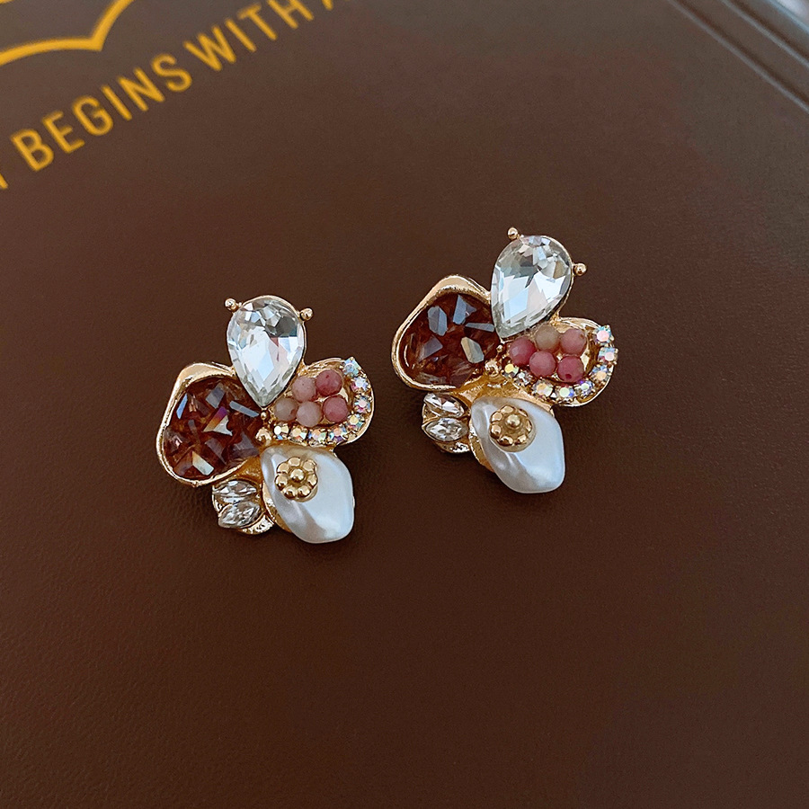 Silver needle cross-border diamond-encrusted crystal rice bead flower stud earrings, women's niche retro style earrings, light luxury and high-end earrings Application Scenario