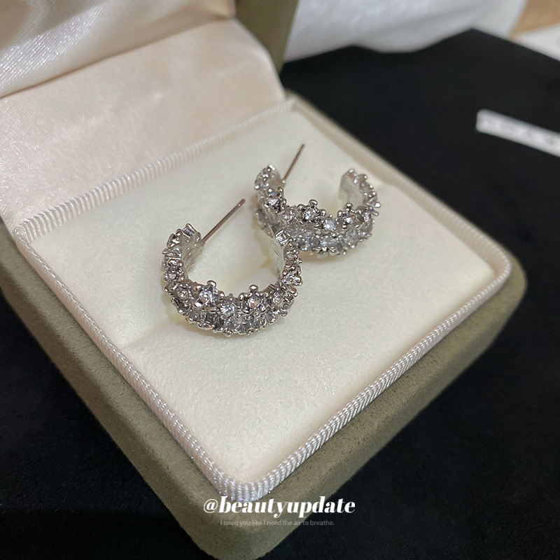 Silver needle diamond-encrusted, ultra-sparkling, simple C-shaped stud earrings, cold and elegant style, light luxury and high-end earrings wholesale Specification image