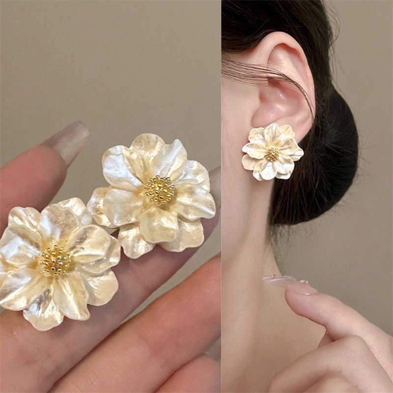 Silver needle simulated camellia stud earrings, French retro and elegant earrings, unique and fashionable, versatile earrings, niche and high-end feel