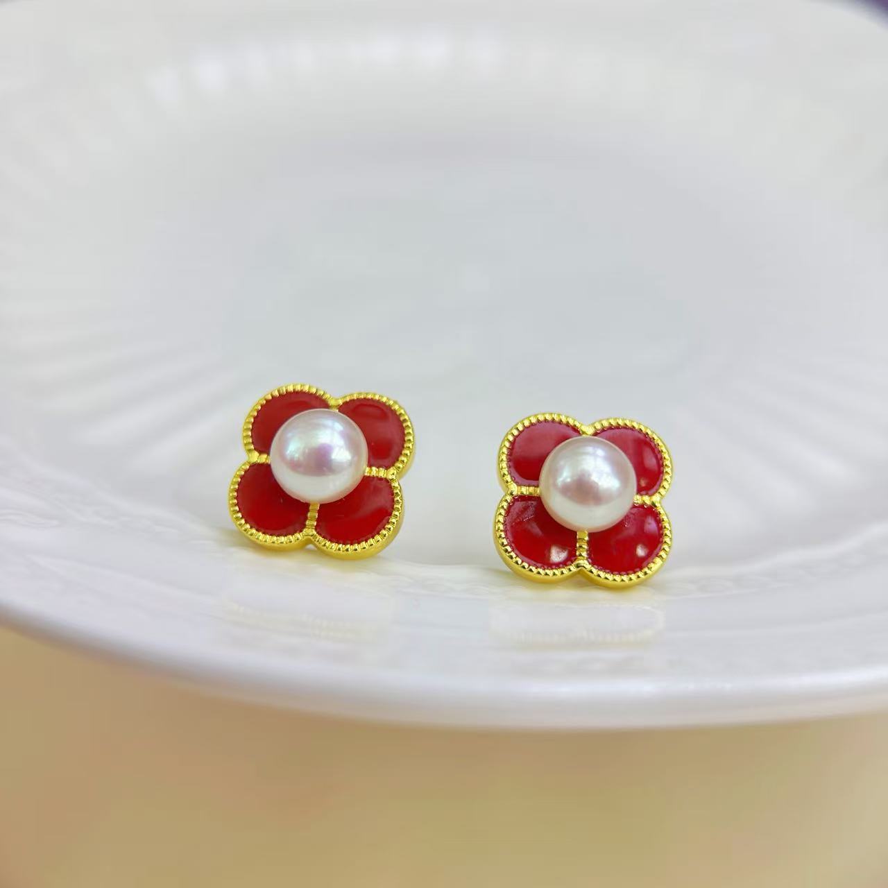 New Year's red, small and exquisite four-leaf clover stud earrings, with a trendy and stylish design, are high-end and simple. They are versatile new earrings and pearl necklaces detail image 5