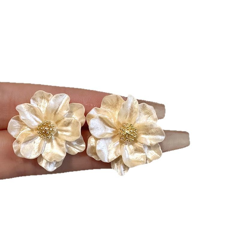 Silver needle simulated camellia stud earrings, French retro and elegant earrings, unique and fashionable, versatile earrings, niche and high-end feel Item Picture
