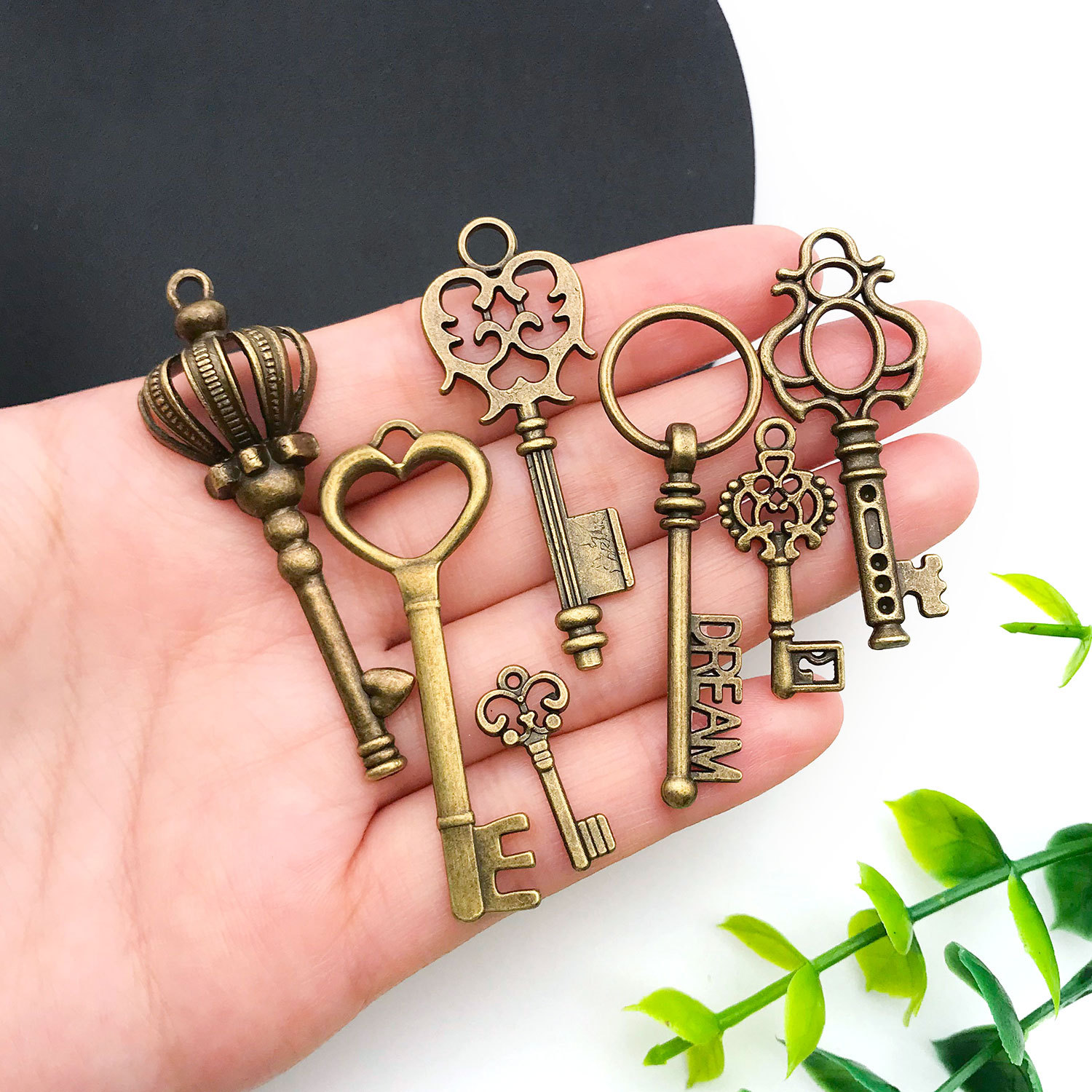 Retro bronze color key creative DIY alloy jewelry accessory, fashionable and individual heart key pendant details Picture