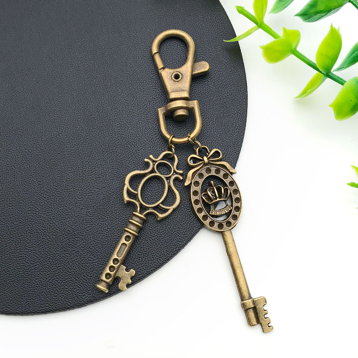 Retro bronze color key creative DIY alloy jewelry accessory, fashionable and individual heart key pendant Specification image