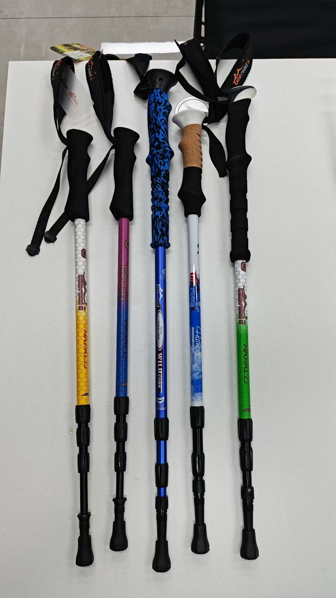 Carbon fiber ultra-light trekking poles, three-section telescopic hiking stick, external lock trekking poles, trekking poles, walking stick, walking stick, elderly outdoor Newcastle trekking poles, outdoor sports Application Scenario