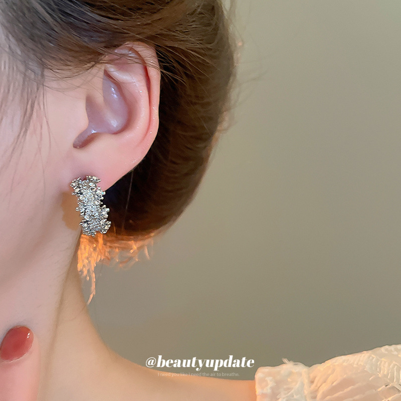 Silver needle diamond-encrusted, ultra-sparkling, simple C-shaped stud earrings, cold and elegant style, light luxury and high-end earrings wholesale Application Scenario