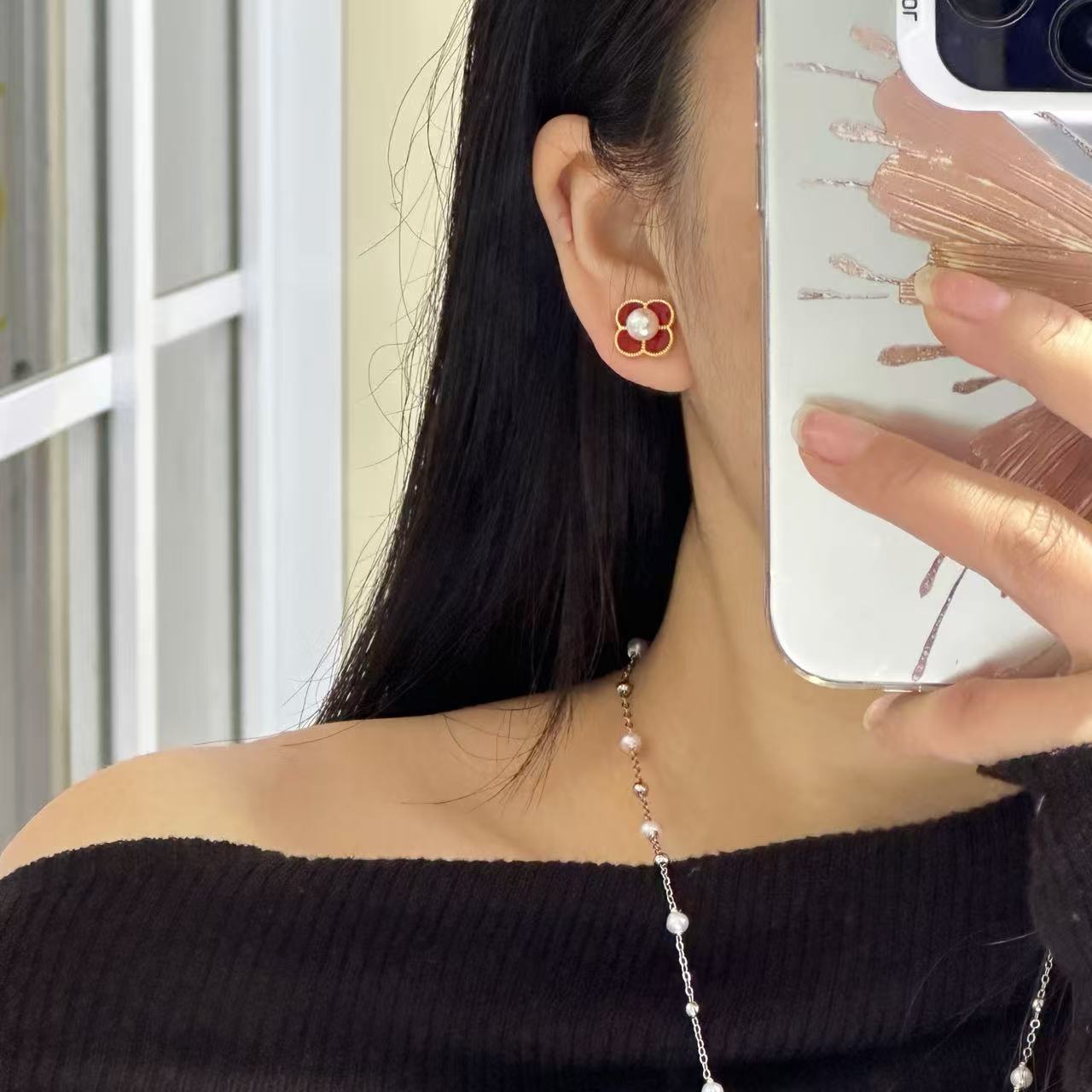 New Year's red, small and exquisite four-leaf clover stud earrings, with a trendy and stylish design, are high-end and simple. They are versatile new earrings and pearl necklaces detail image 7