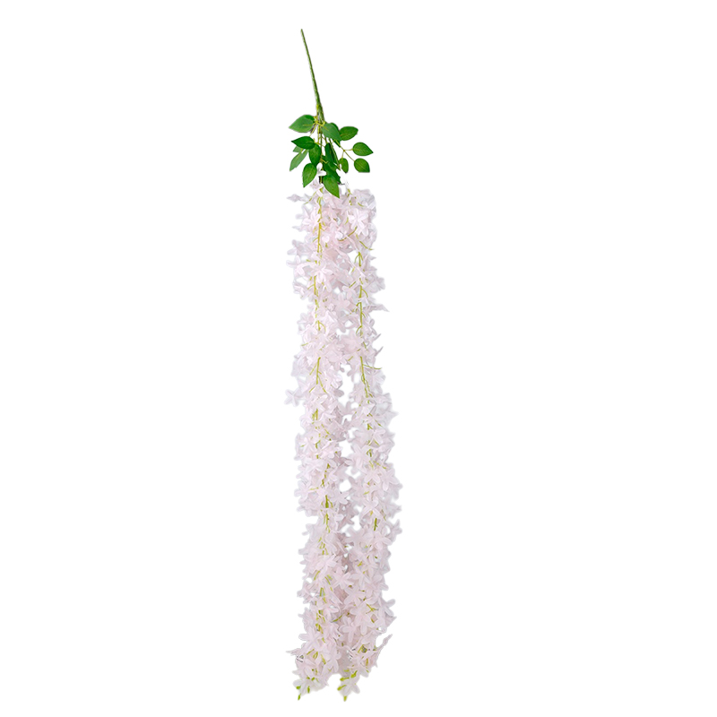 وينظم احتفال الزفاف في غرفة شجرة الروب، الذي يرمز إلى أزهار الروطان العشبية، شلالات الروب المصنوعة من البلاستيك، وجدار الزفاف التقليدي للزهور العشبية detail image 2