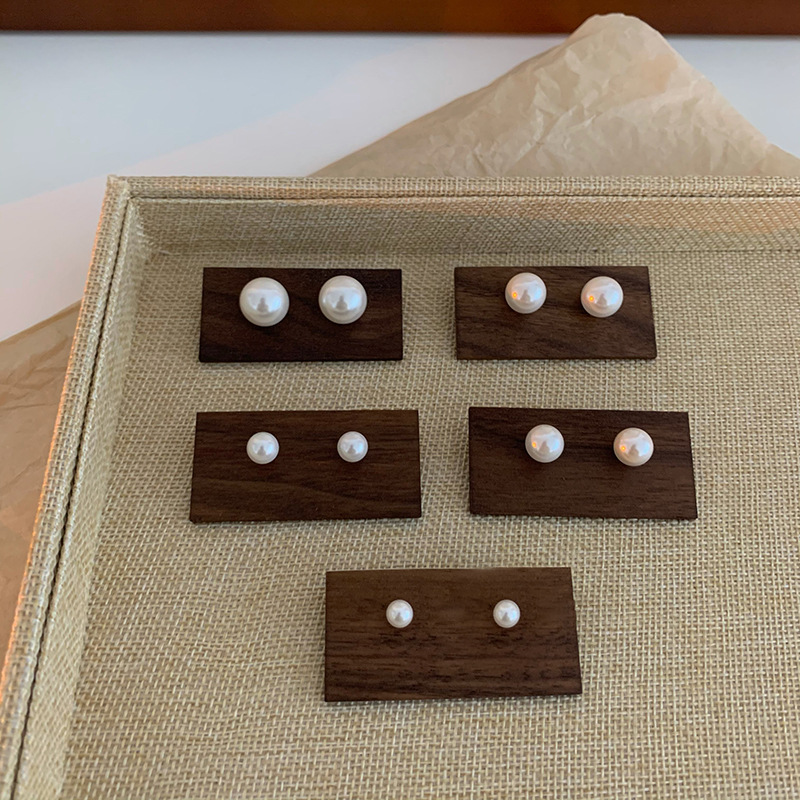 Silver needle pearl earrings, French retro, small, simple and fashionable stud earrings, elegant and high-end, gentle earrings wholesale for women Specification image