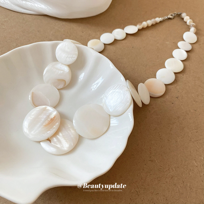 Summer women's high-end shell necklace, vacation-style, simple and fashionable collarbone chain, artistic, niche and versatile accessories wholesale Application Scenario