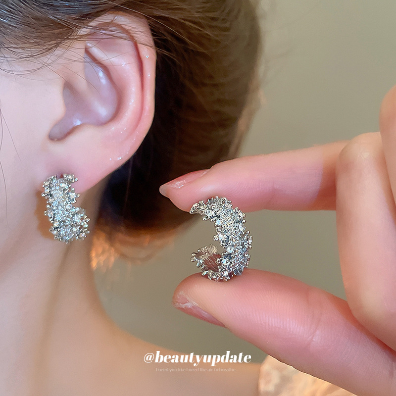 Silver needle diamond-encrusted, ultra-sparkling, simple C-shaped stud earrings, cold and elegant style, light luxury and high-end earrings wholesale details Picture