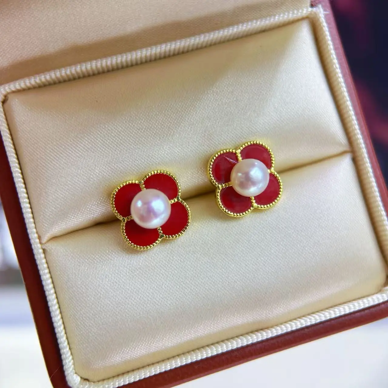 New Year's red, small and exquisite four-leaf clover stud earrings, with a trendy and stylish design, are high-end and simple. They are versatile new earrings and pearl necklaces detail image 2