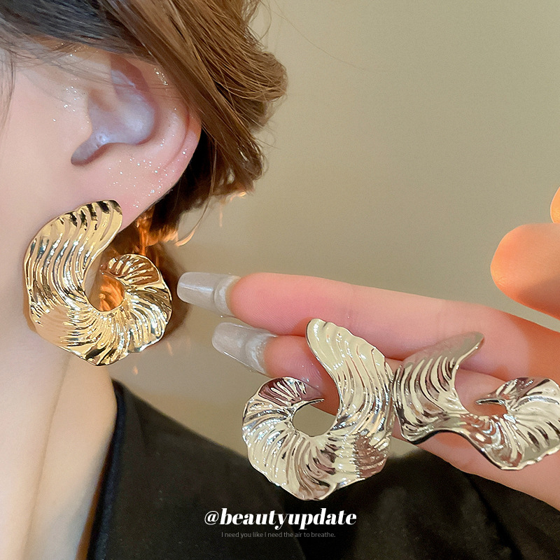 Silver needle irregular geometric pattern stud earrings for women, unique design sense and elegant style, best-selling European and American high-end earrings details Picture