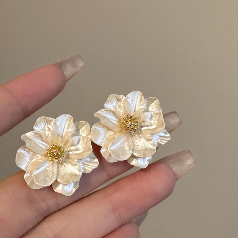 Silver needle simulated camellia stud earrings, French retro and elegant earrings, unique and fashionable, versatile earrings, niche and high-end feel details Picture