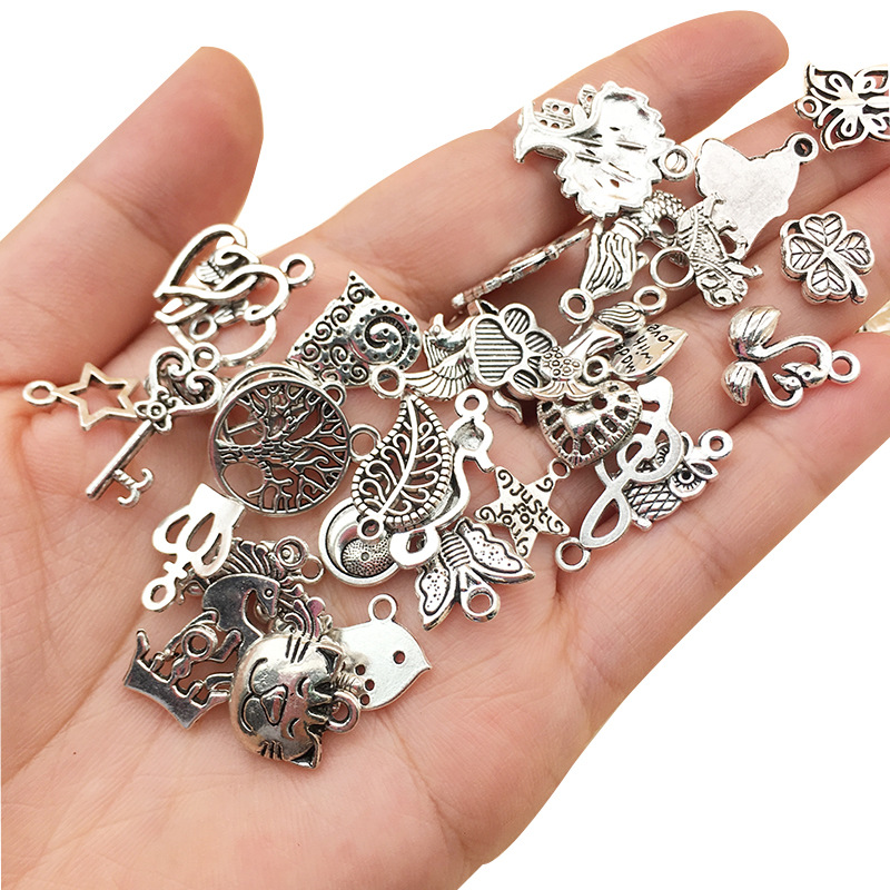 A set of 100 regular silver necklaces, bracelets, earrings, pendants and accessories for diy alloy pendants Application Scenario