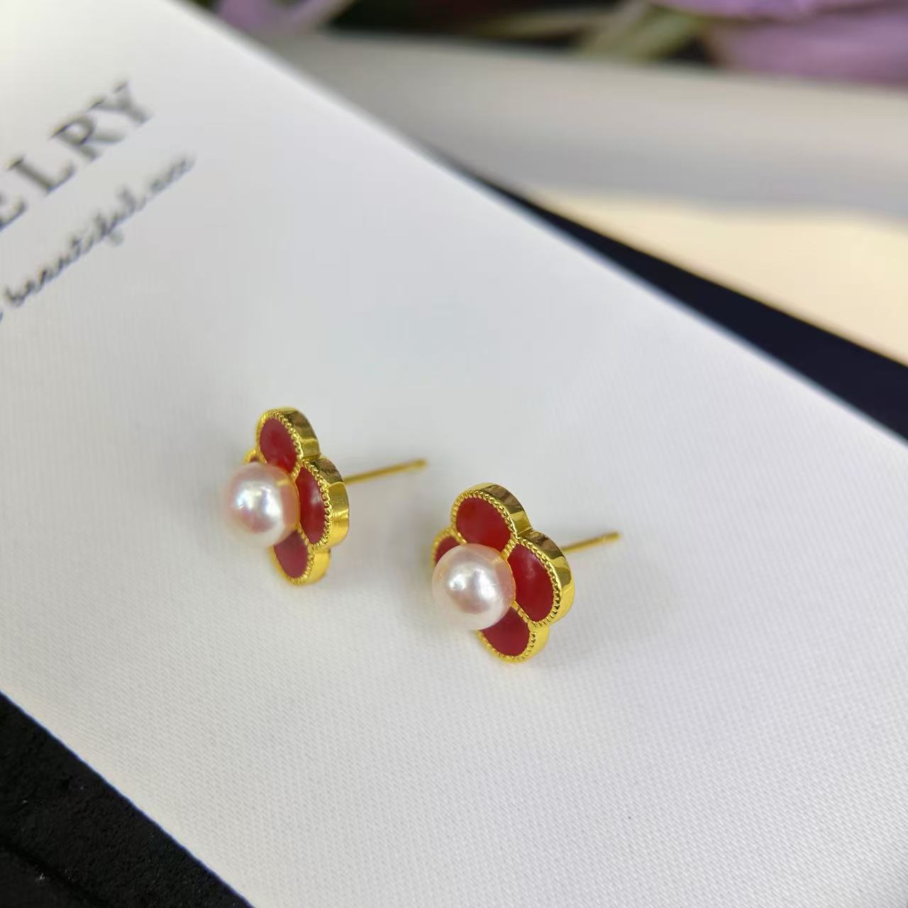 New Year's red, small and exquisite four-leaf clover stud earrings, with a trendy and stylish design, are high-end and simple. They are versatile new earrings and pearl necklaces Application Scenario